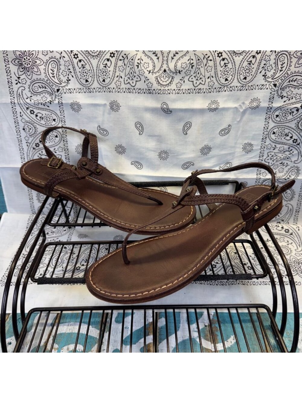 Frye Carson Brown Leather T-Strap Studded Thong Sandals Sz 9.5M Shoes Flats EUC